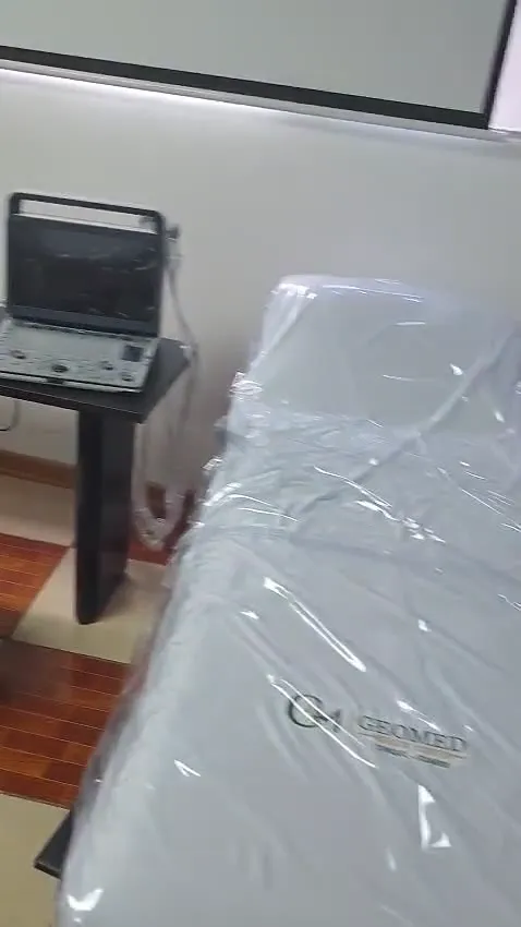 Camilla de atención con ecógrafo en el consultorio GEOMED Health Center, Guayaquil