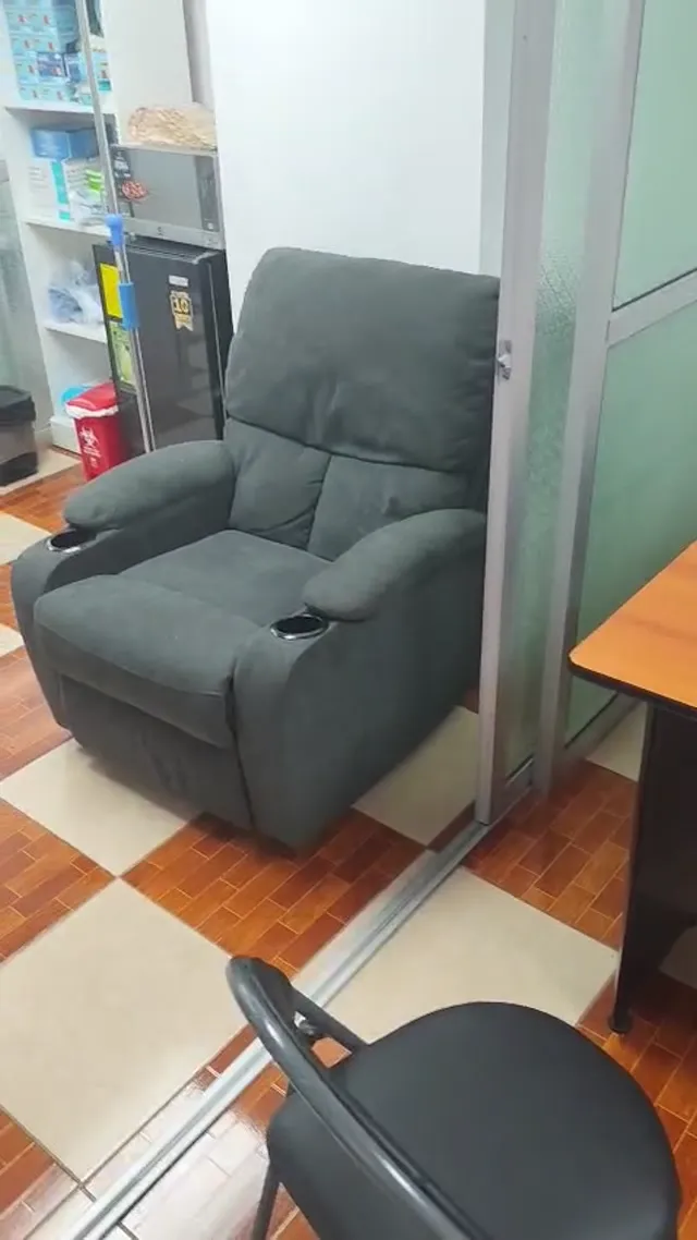 Sillón reclinable de atención en el consultorio GEOMED Health Center