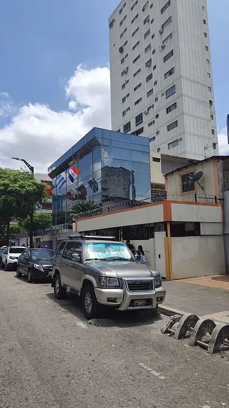 Edificio donde opera GEOMED Health Center en Los Ríos 609, Guayaquil